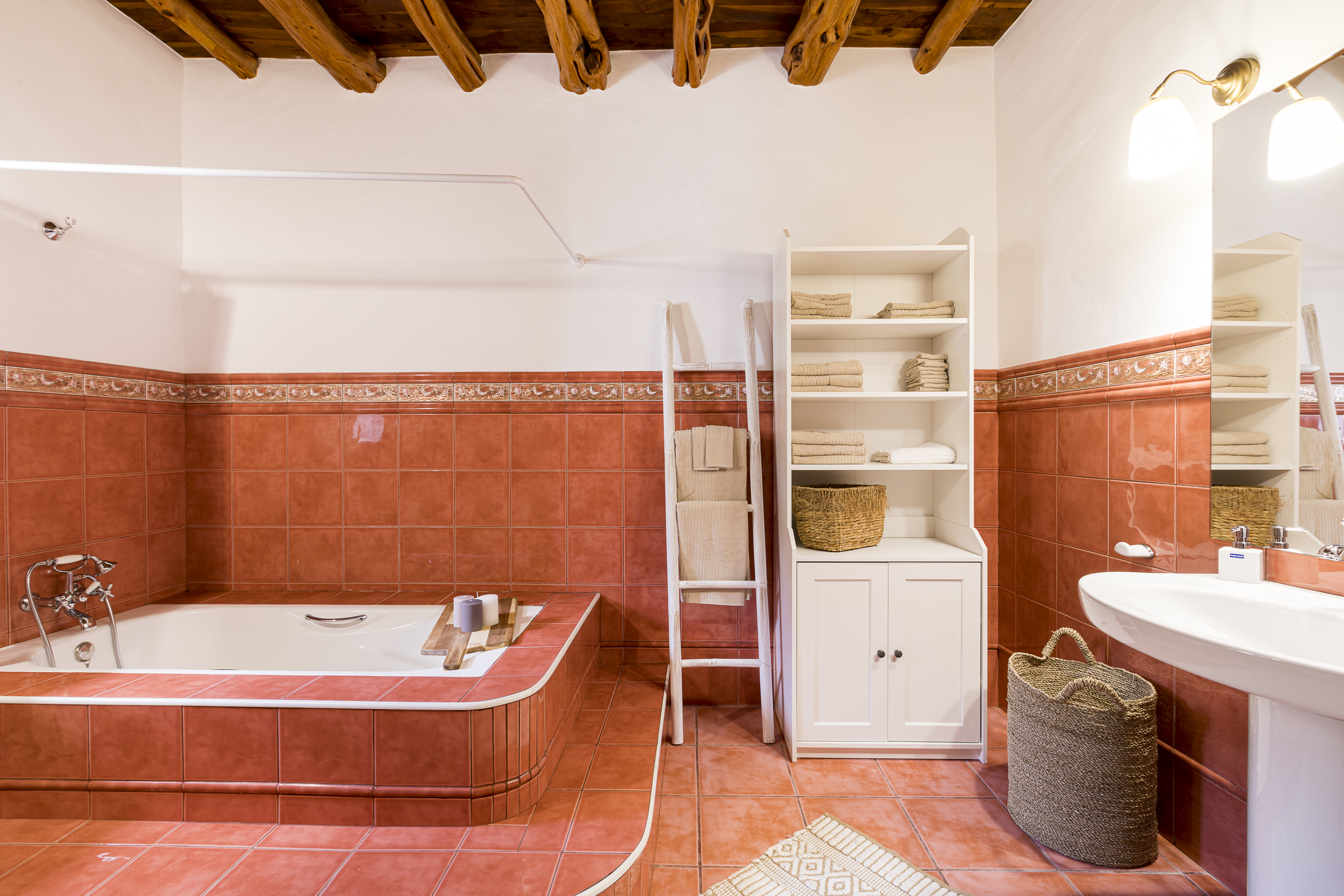 Resa estates rental in jesus 2022 finca private pool in Ibiza house bathroom ugly.jpg